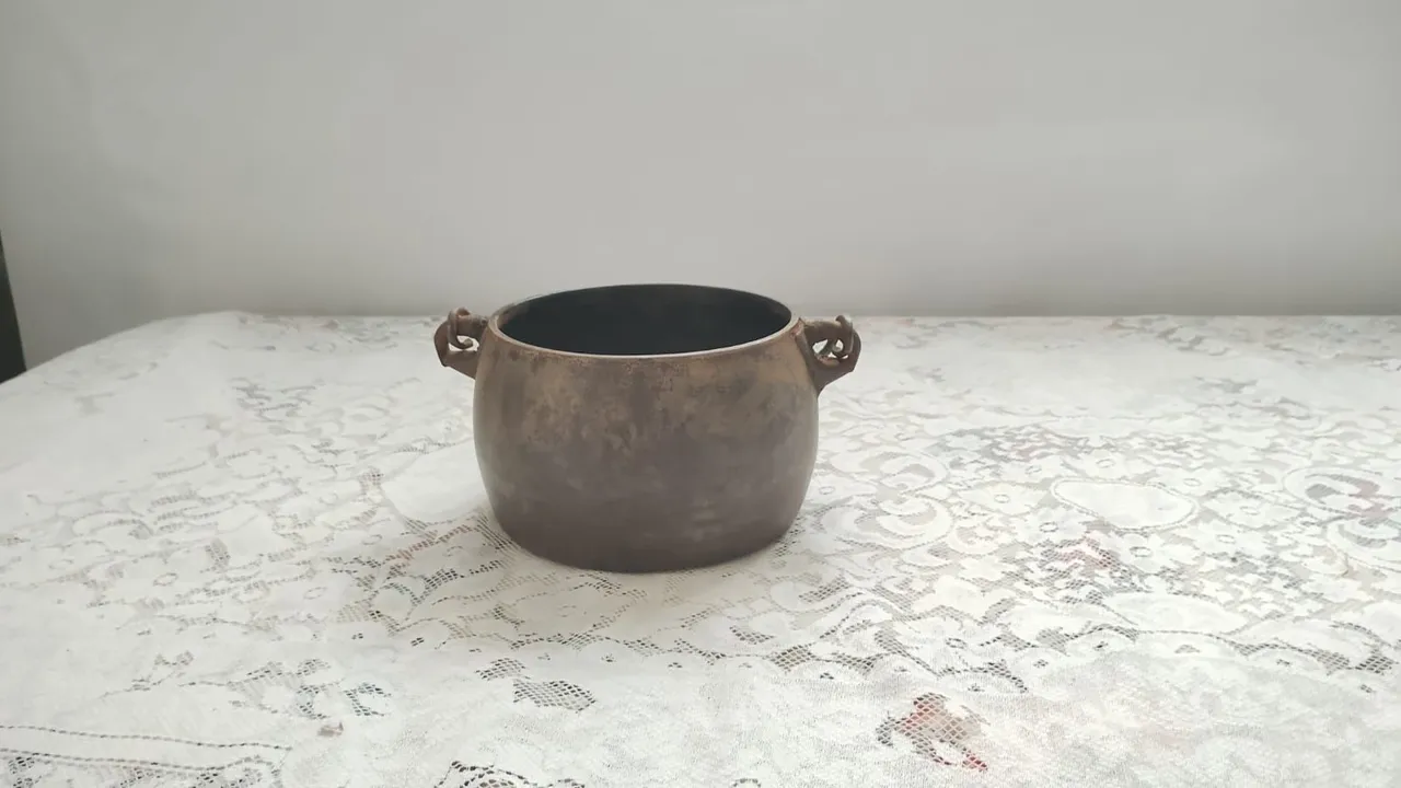 Caldeirão de ferro antigo