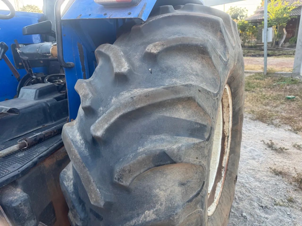 Trator Agrícola  New Holland 7630 com grade tatu 16x28 tatu 