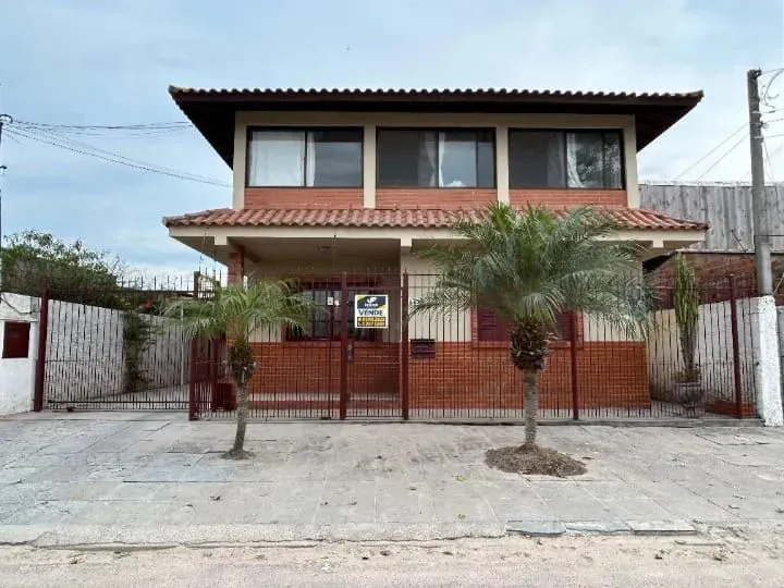Sobrado no Areal com 465m², 8 dormitórios, 6 vagas, piscina, lareira, churrasqueira, amplo