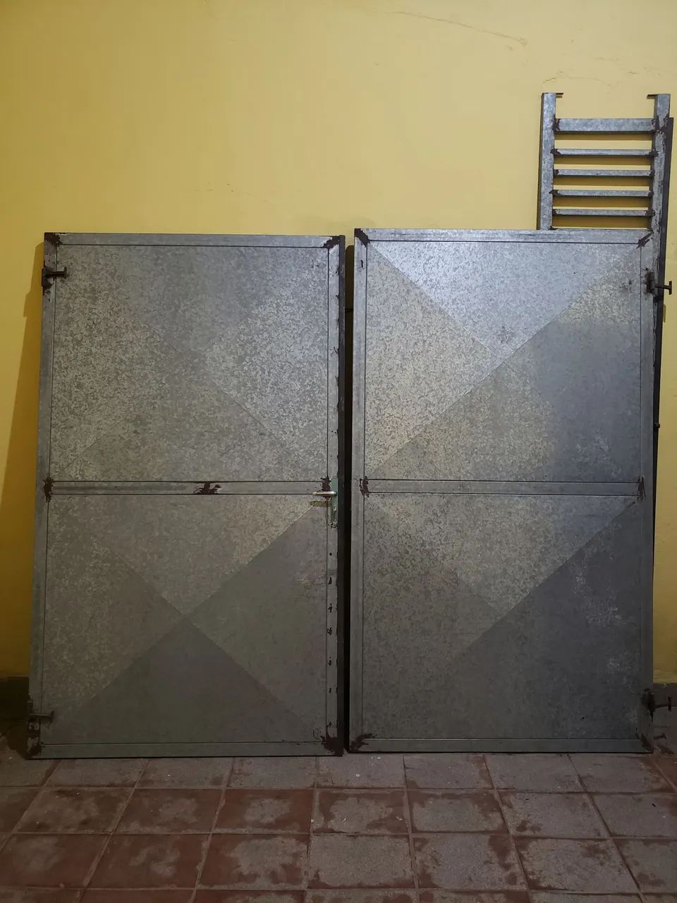 Dois portões de chapa galvanizada 