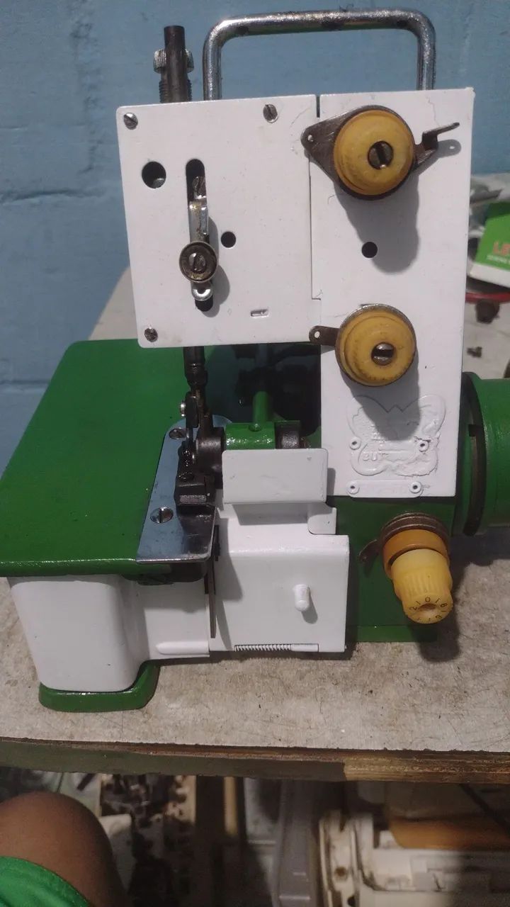 Máquina de costura overloque