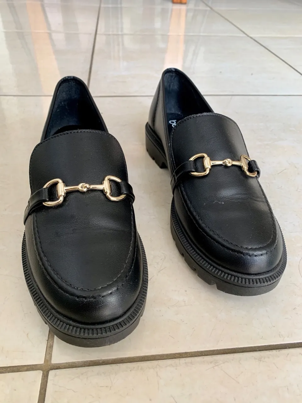 Mocassim Tratorado Preto com Detalhe Dourado