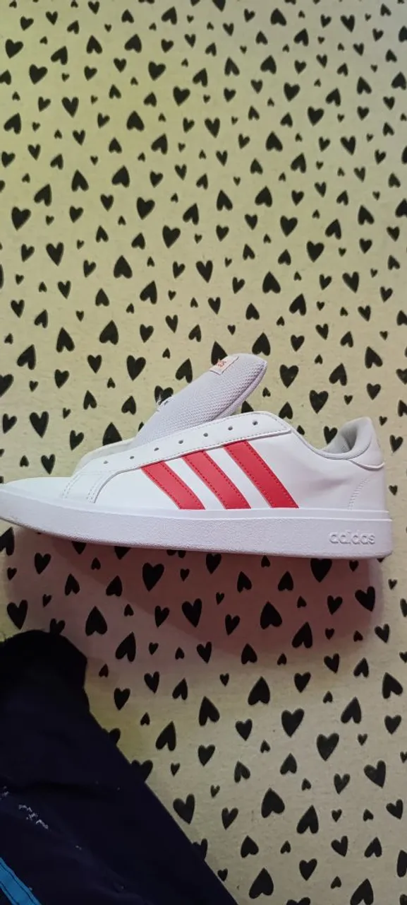 Tênis Adidas Casual Branco com Listras Vermelhas