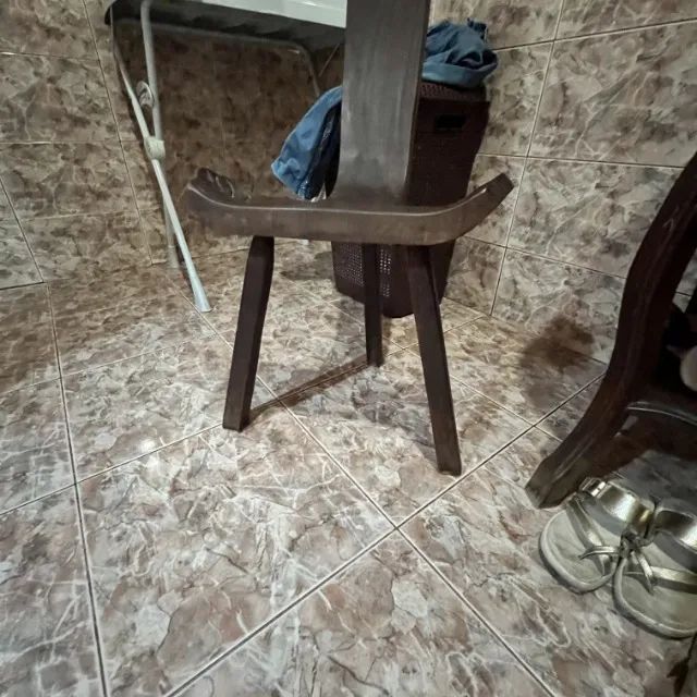 Conjunto Mesa Redonda com 2 Cadeiras em Madeira Maciça - Excelente Estado - Foto 2