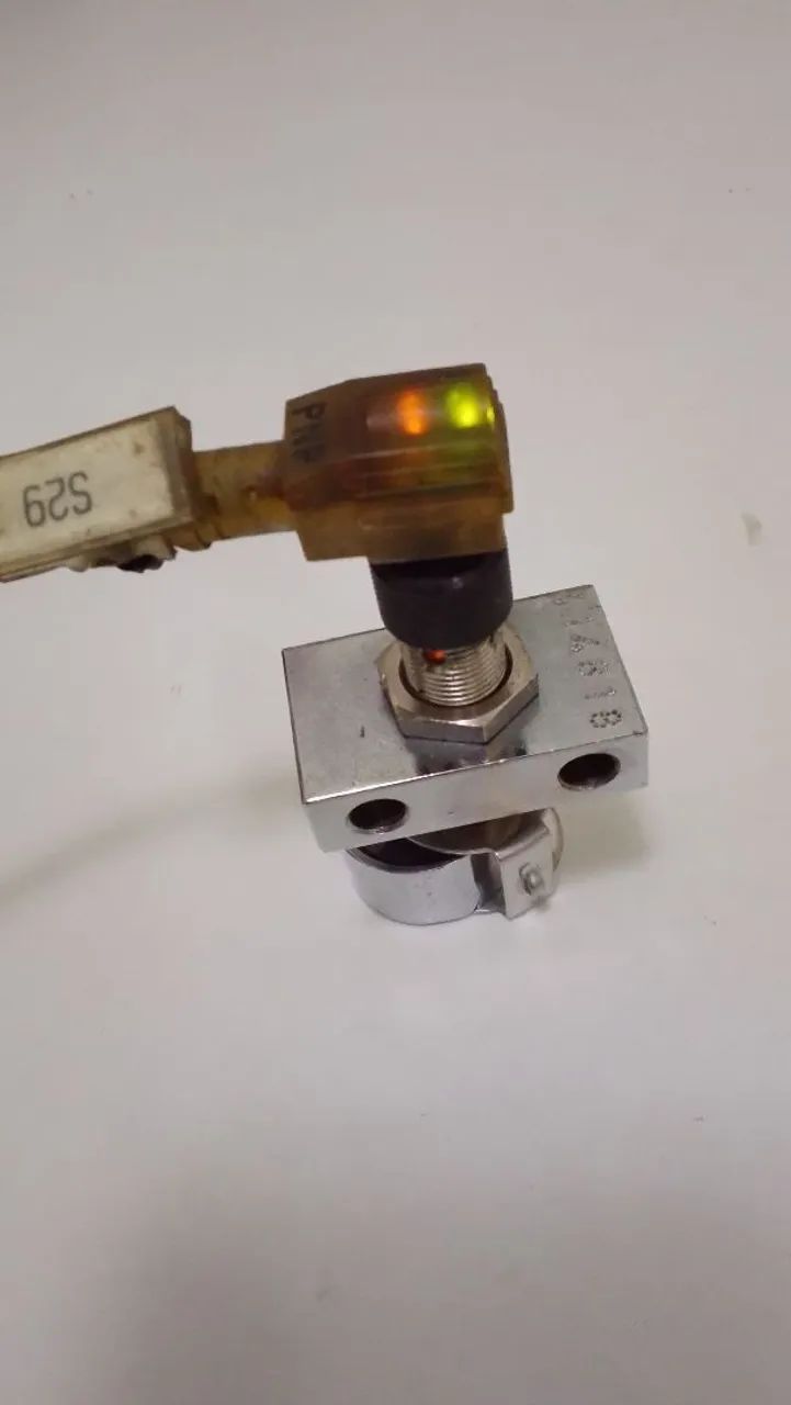 SENSOR INDUTIVO MARCA SIEMENS-3RG4012-3AG33-24VDC
