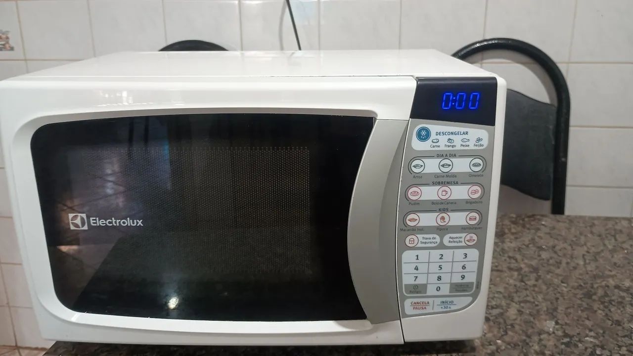 Vende-se um microondas Eletrolux 20 litros  - Foto 2