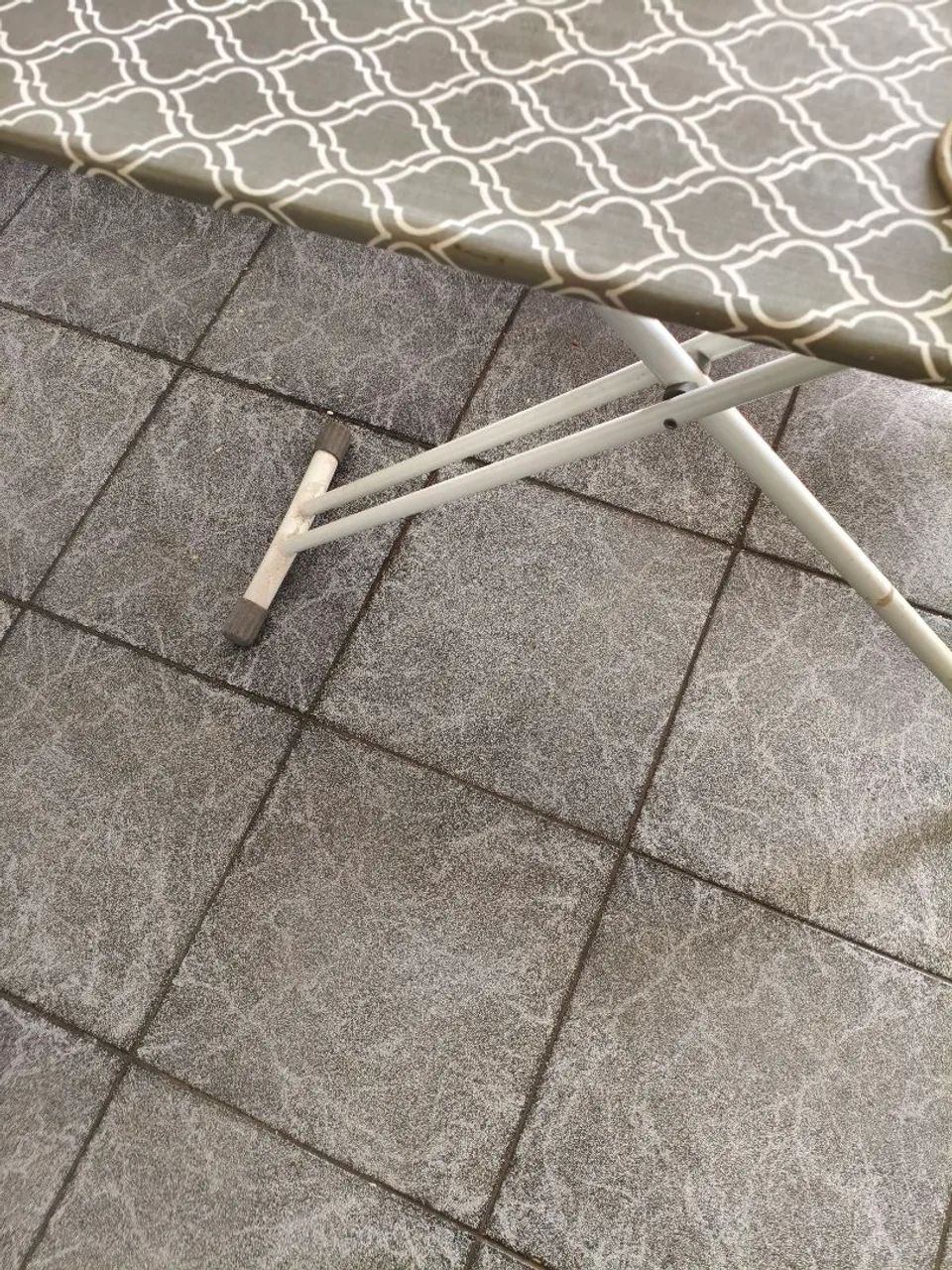 Conjunto ferro de passar roupa com tábua de passar Electrolux funcionando em ótimo estado  - Foto 4