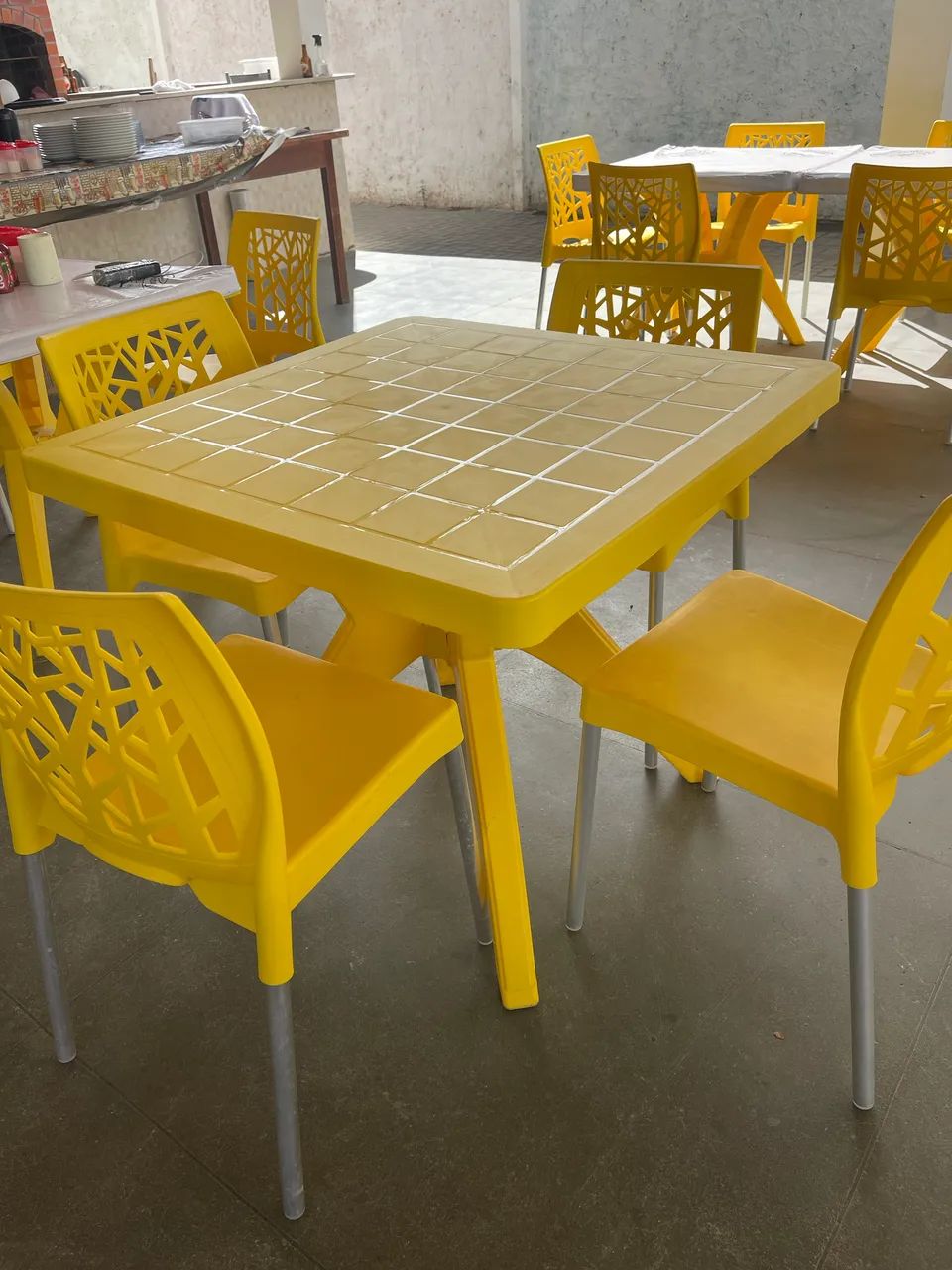 VENDO CONJUNTO DE MESA E CADEIRAS
