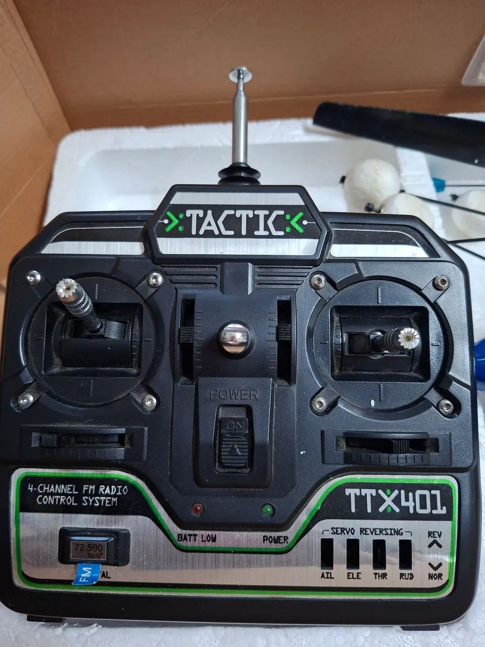Helicóptero AxeE2 com controle e completo. Perfeito para colecionadores! - Foto 3