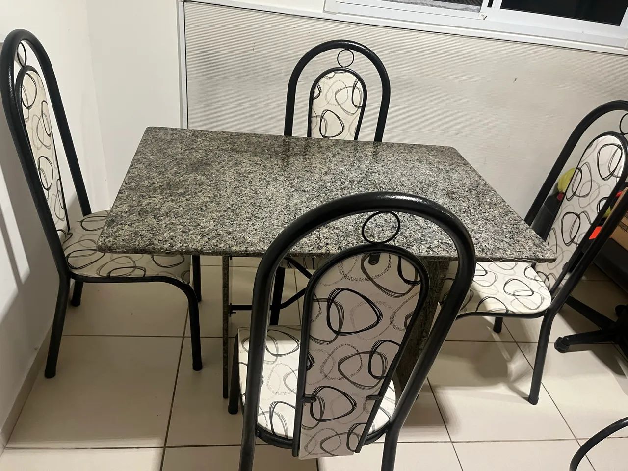 Mesa de Mármore com 4 Cadeiras - 6 Meses de Uso