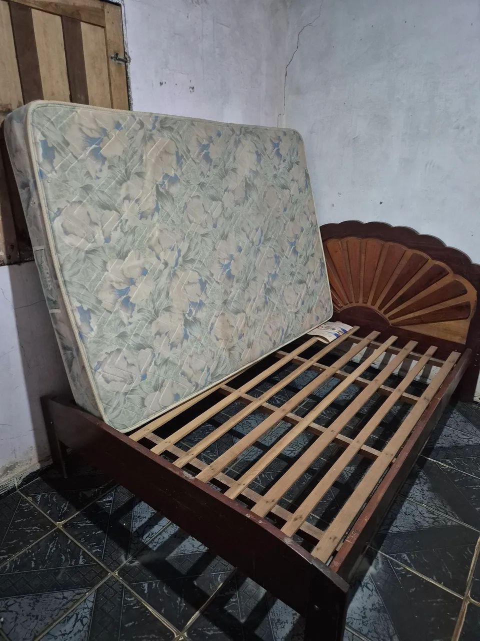 Cama casal com colchão de molas, 130cm.