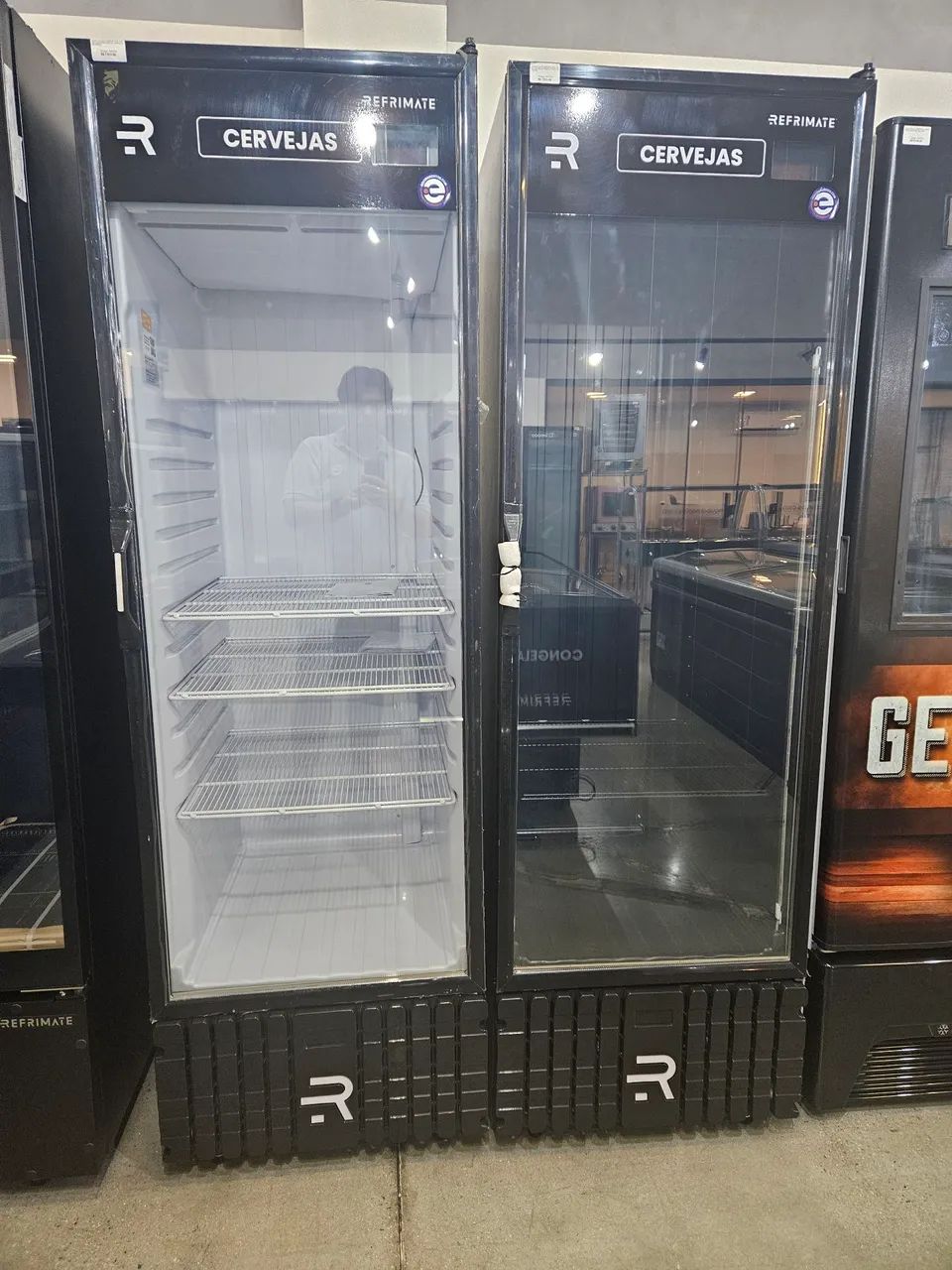 cervejeira refrimate 570L porta de vidro aquecido - interno preto/branco