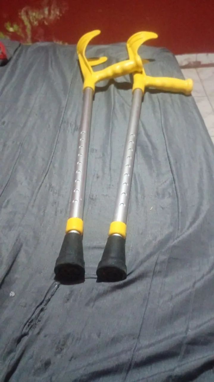 Par de muletas 100$ faço entrega, esta novo.