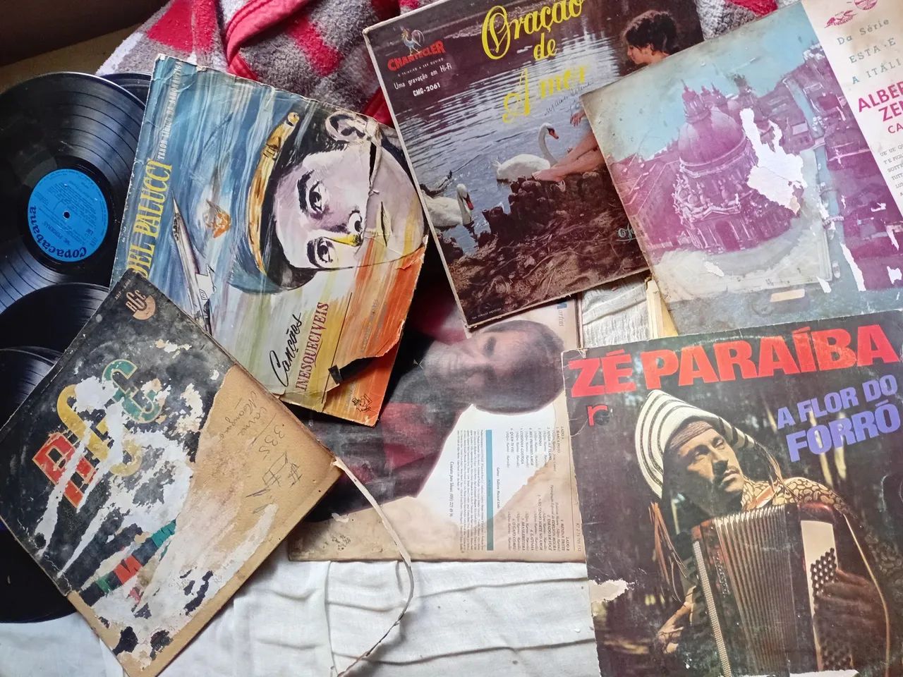 Lote 28 discos de vinil antigos algums sem capa - Foto 4