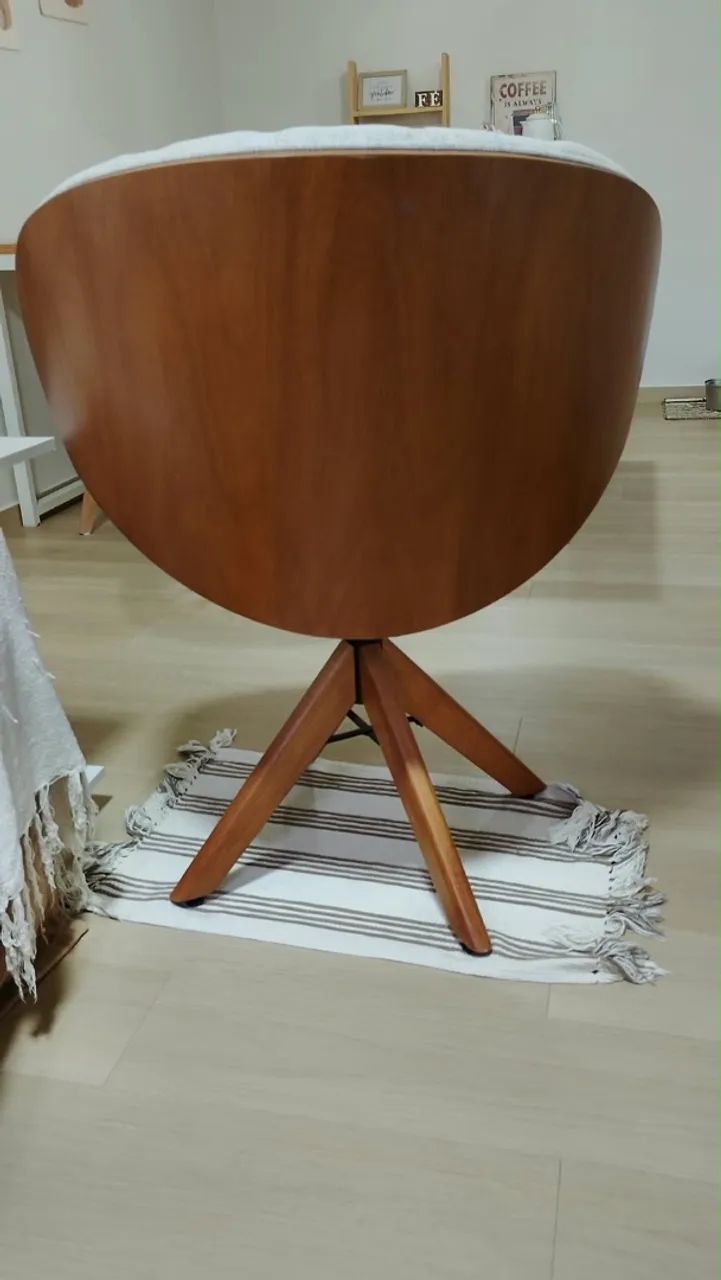 Poltrona giratória de linho e madeira - Foto 2