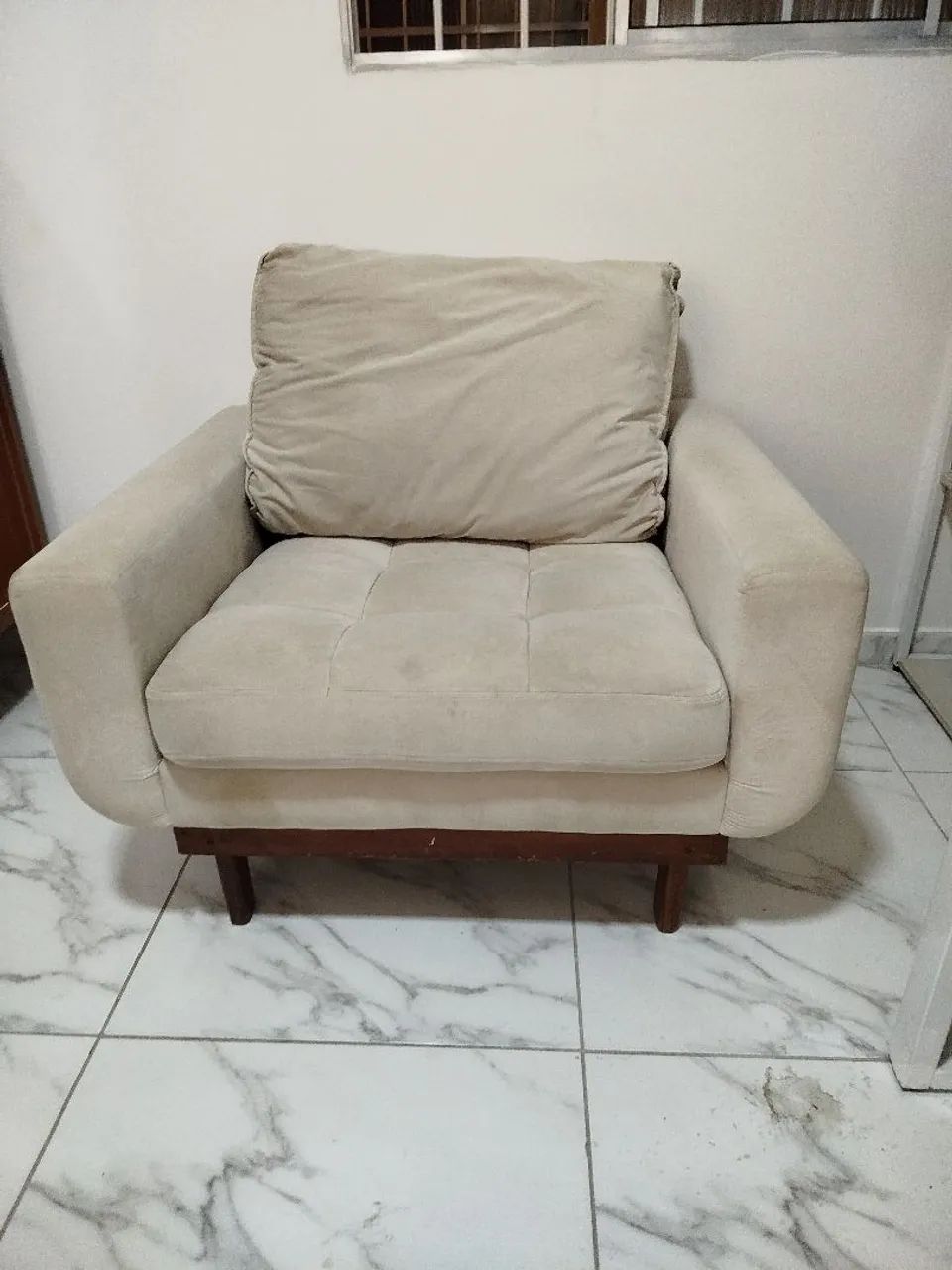 2 Poltronas, espumas ortopédicas  e base rústica de madeira. 
