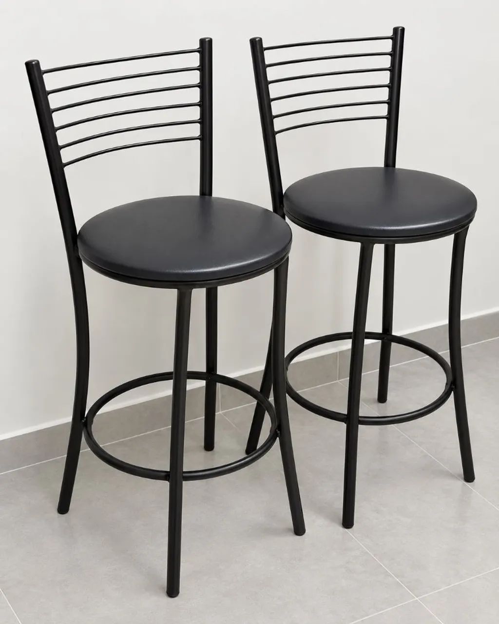 Par de Banquetas Pretas com Encosto e Assento Estofado - Foto 2