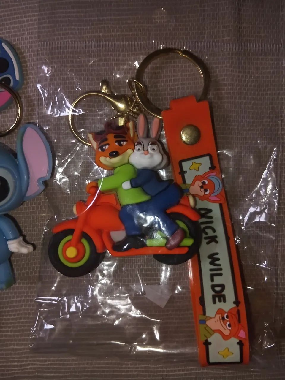 Três chaveiros 2 ZOOTROPOLIS 1 Stitch material borracha  - Foto 2