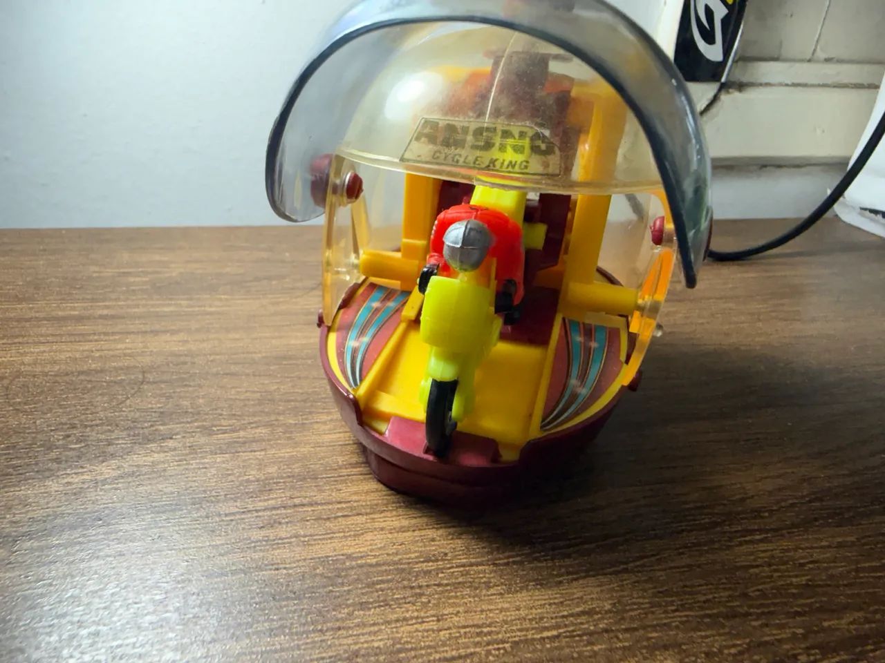 Capacete antigo com moto dentro  - Foto 4