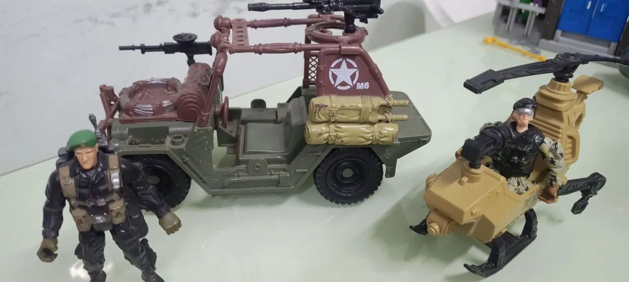 Bonecos, helicóptero e carro  tipo comando em ação e Gi Joe.