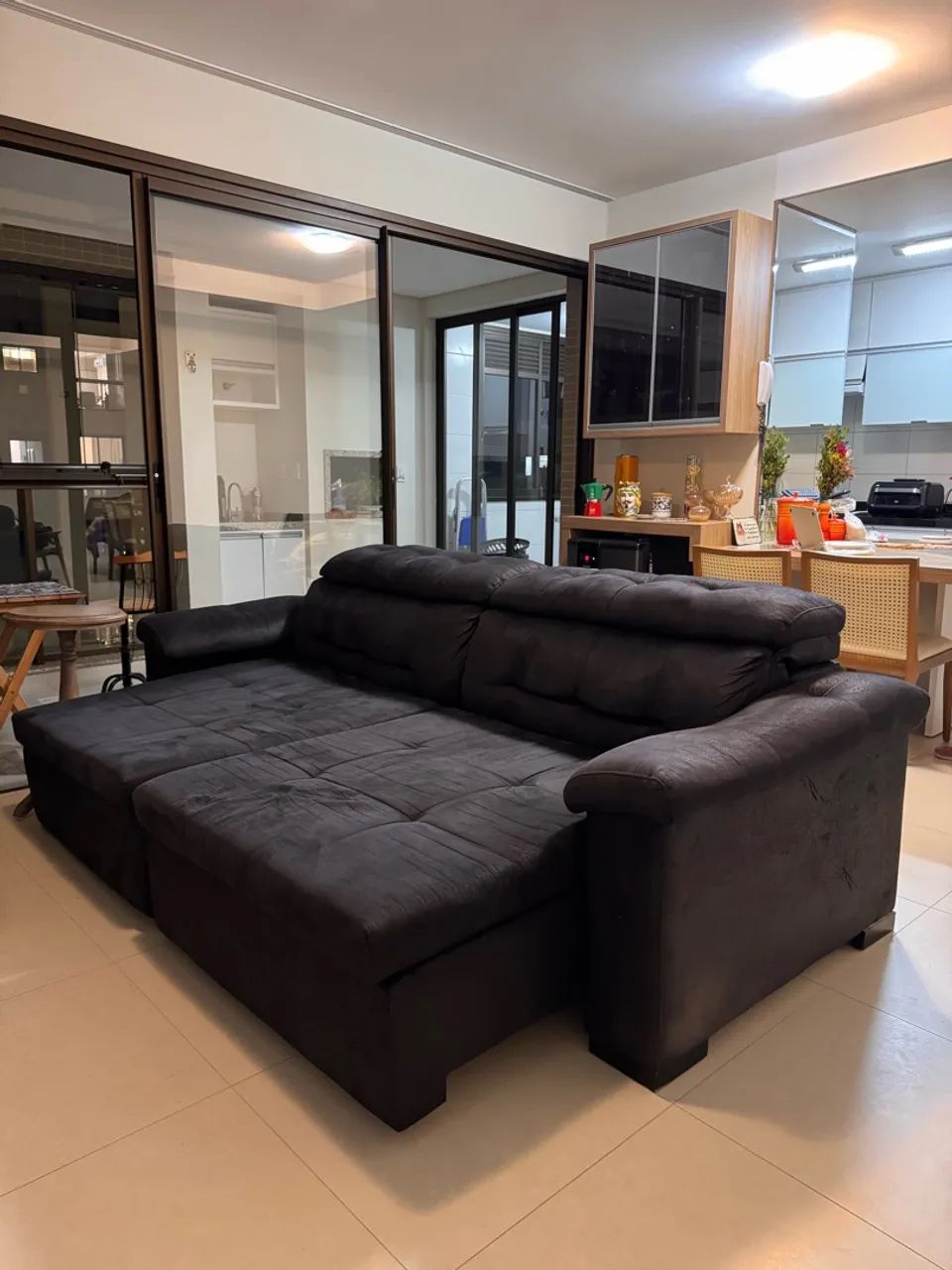 Vendo sofá retrátil preto tecido suede  - Foto 4