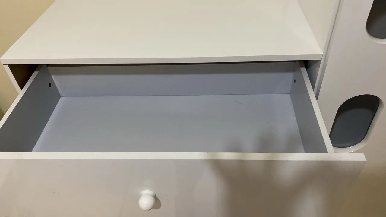 Cômoda com guarda-roupa 