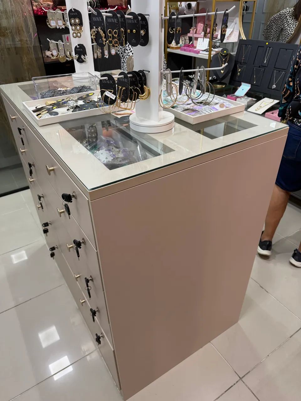 Vendo móveis para loja
