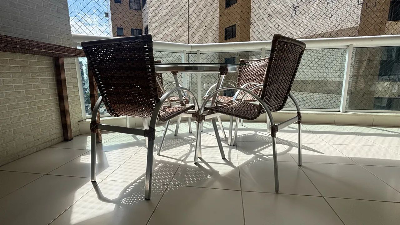 Mesa com tampo de vidro e 4 cadeiras  - Foto 3