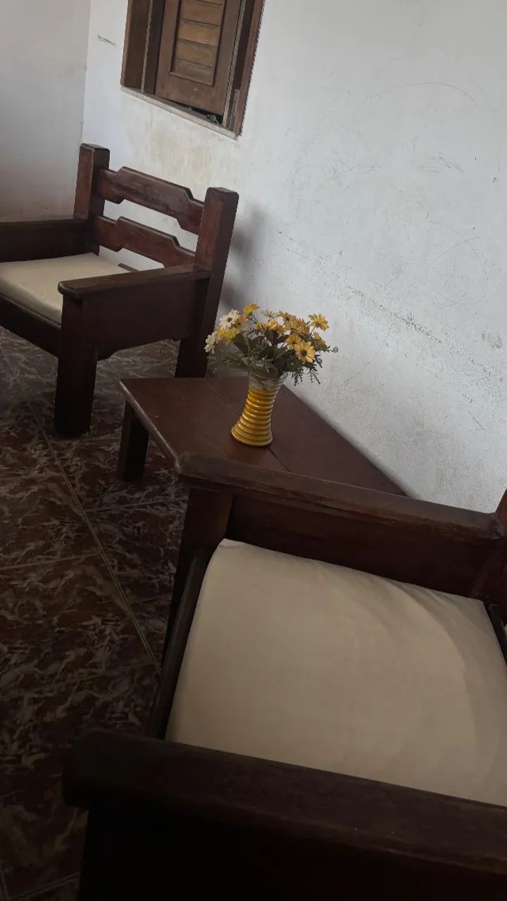 Poltrona de madeira e mesa de centro  - Foto 5