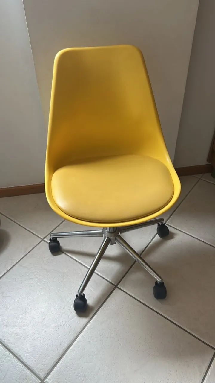 Cadeira escritório Eames com rodinhas