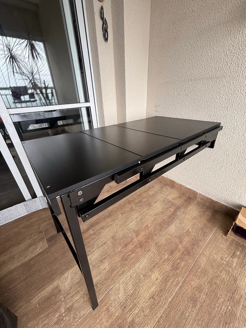 Mesa que vira estante