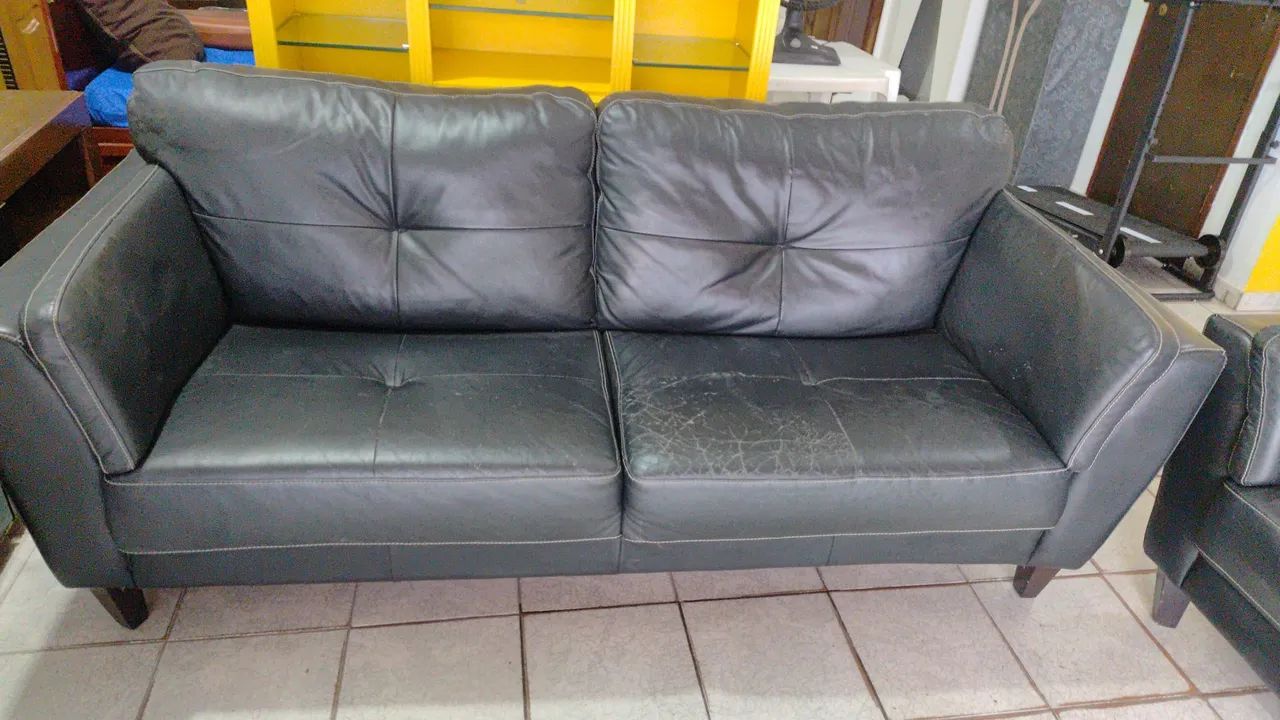 Jogo de sofa couro legítimo , peça de mostru ário com avaria - Foto 4