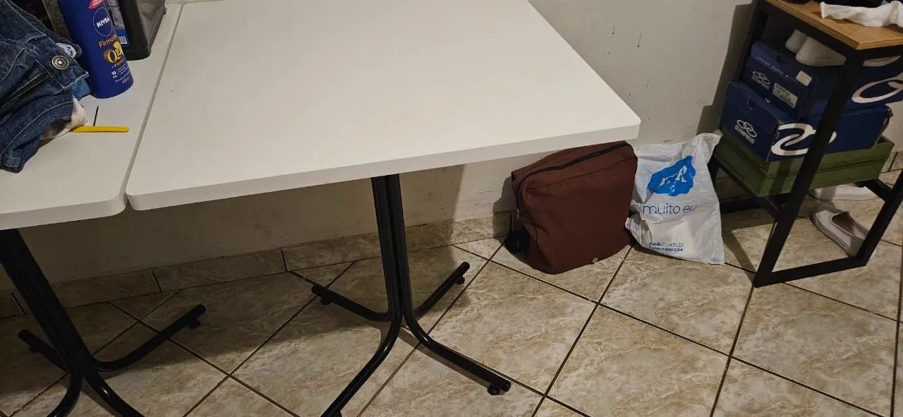 9 Mesas e 24 Poutronas Mesas de tampão de MDF e e pés de metal, Poutonas de plástico - Foto 4
