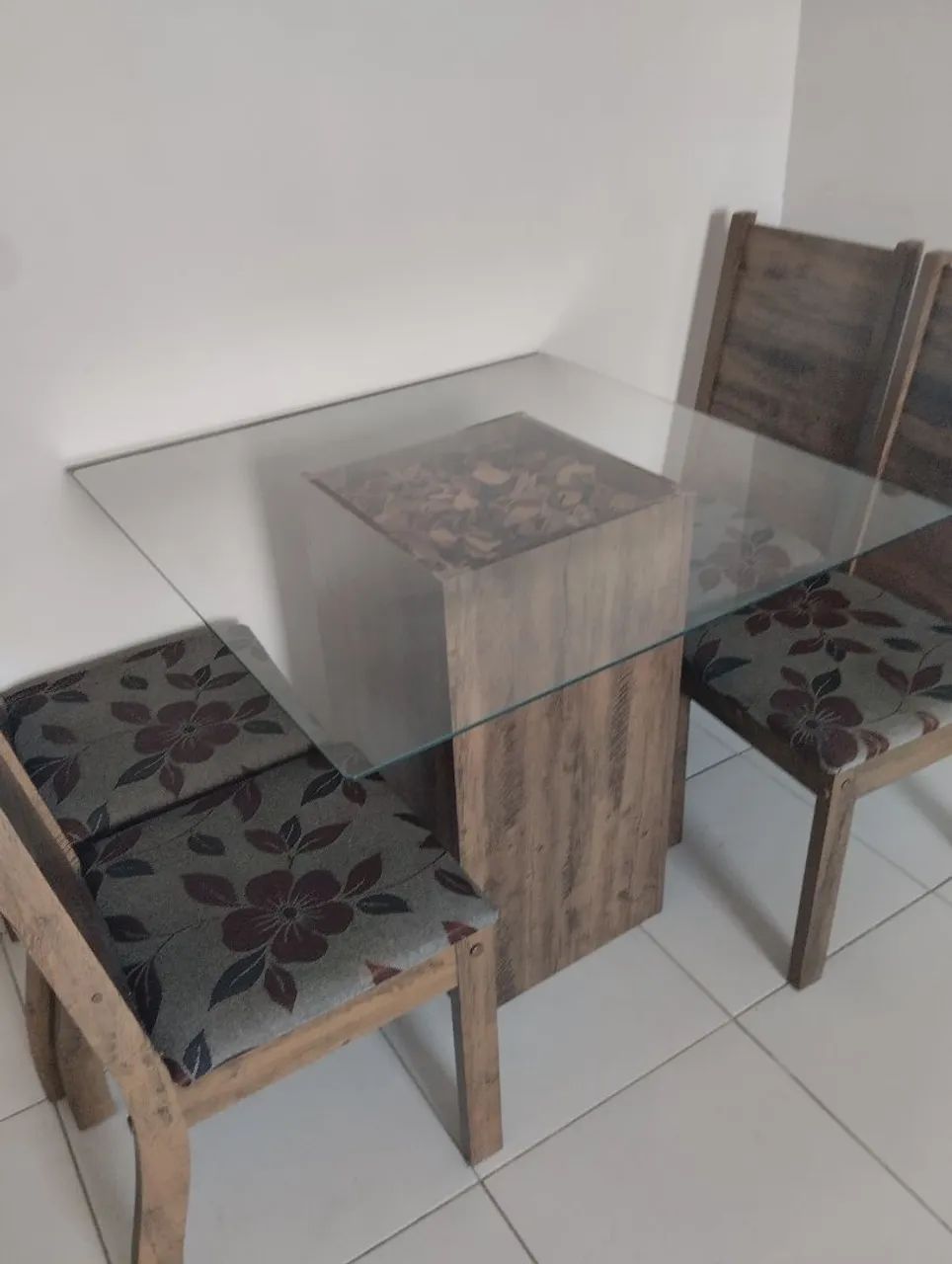 Mesa com 4 cadeiras 