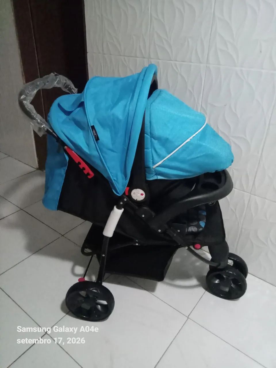 Carrinho de bebê e bebê conforto novinhos  - Foto 4