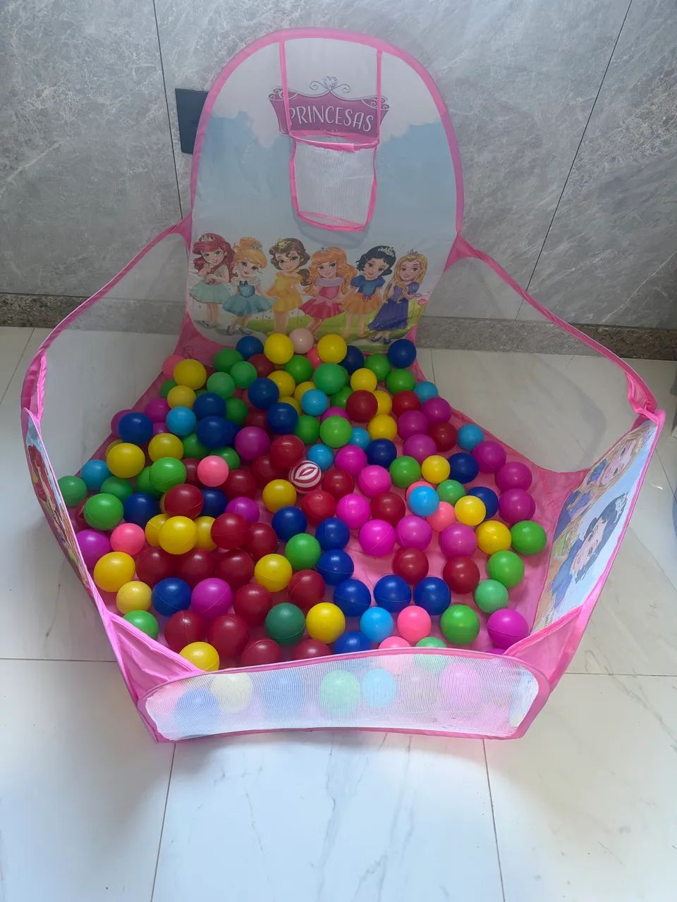 Piscina de bolinhas com 163 bolas