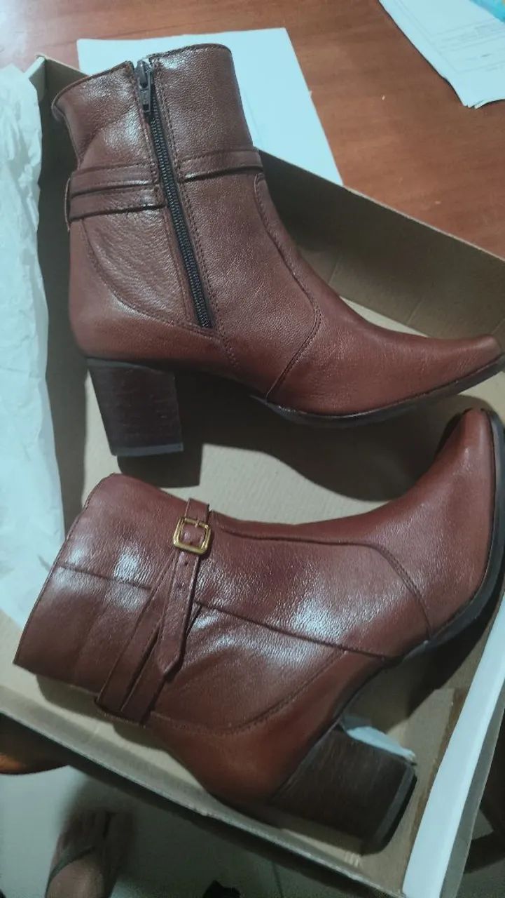 Bota Feminina em Couro e Fivela  - Foto 4