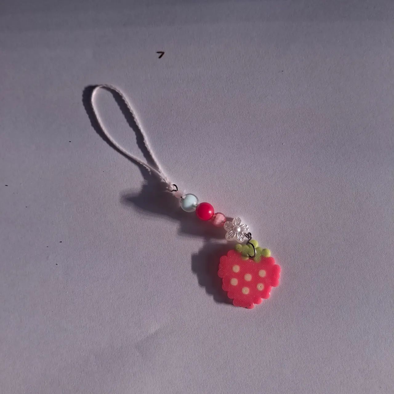chaveiro para celular pixel art morango personalizável sob encomenda - Foto 4