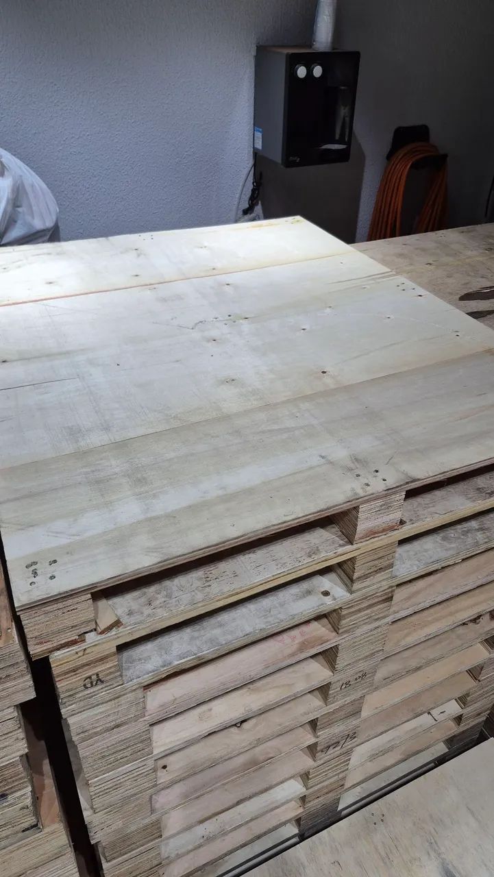 Pallets seminovos compensado medida 1.10 por 1.30 mt reforçado, entregamos. 