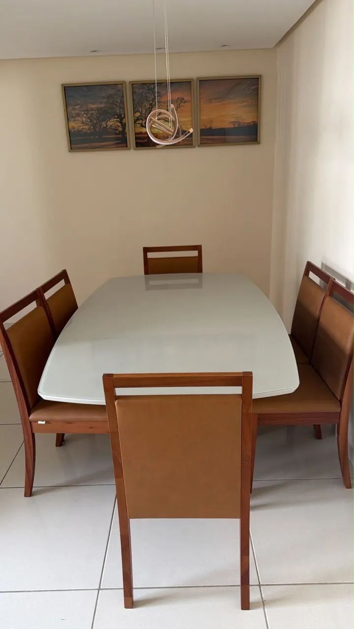 Mesa nova com 6 cadeiras, nova e em excelente estado, pouco tempo de comprada.