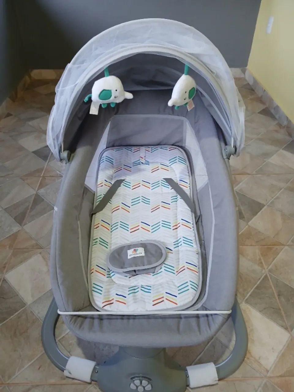 Cadeira de balanço para bebê  automática.