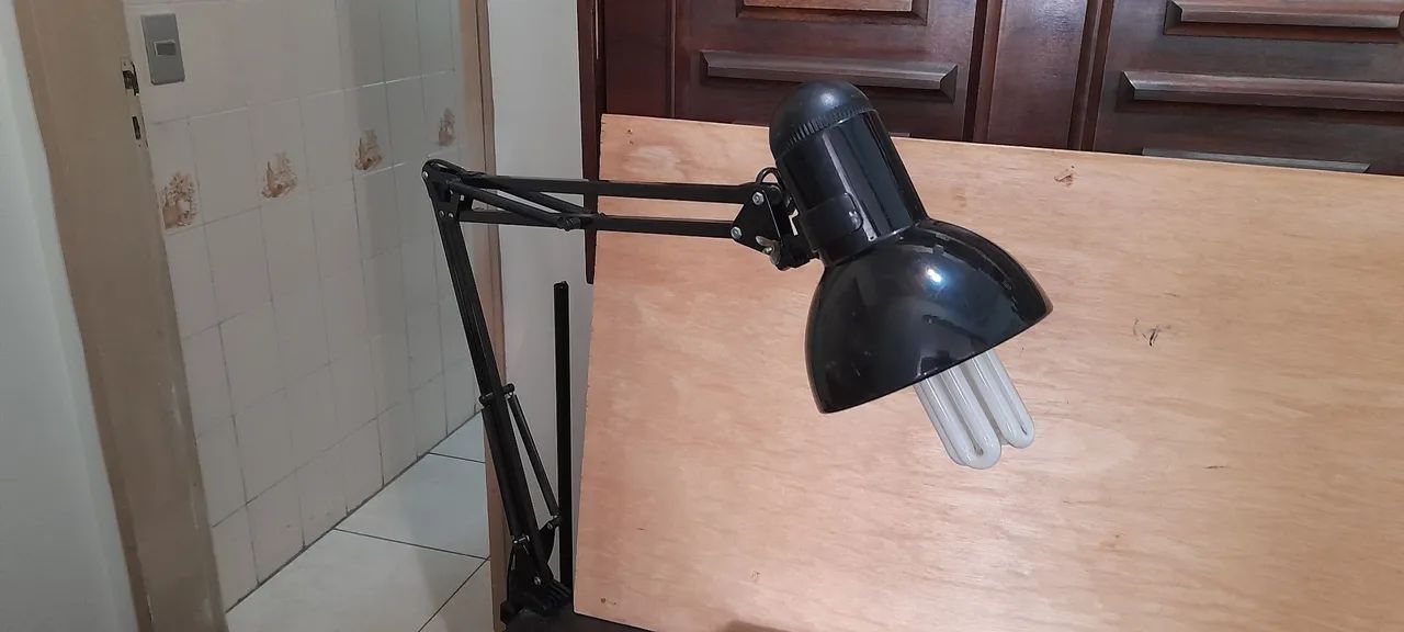Luminária metálica de mesa, articulada  - Foto 3