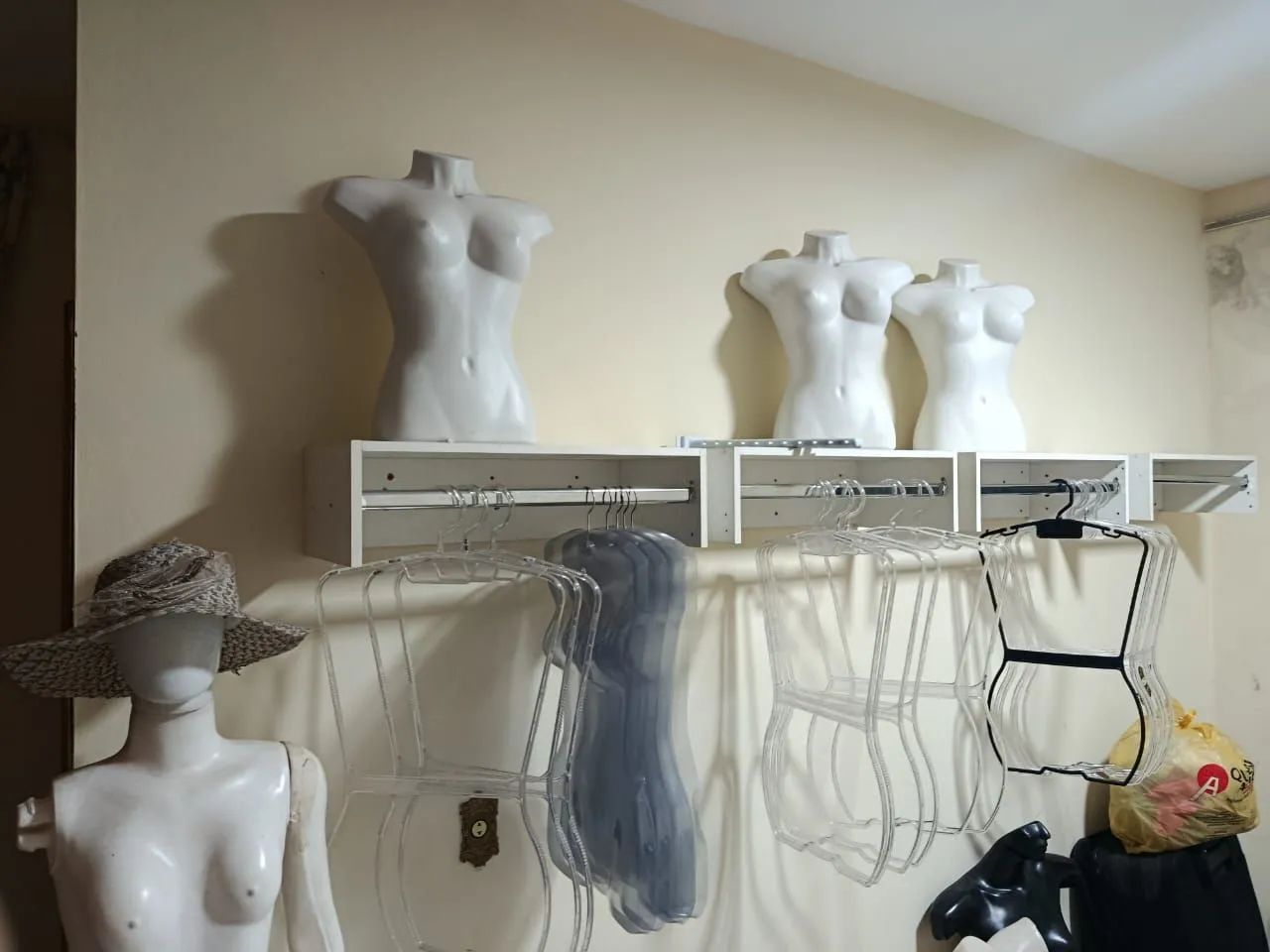 Vendo móveis e lote de roupas para loja - Foto 5