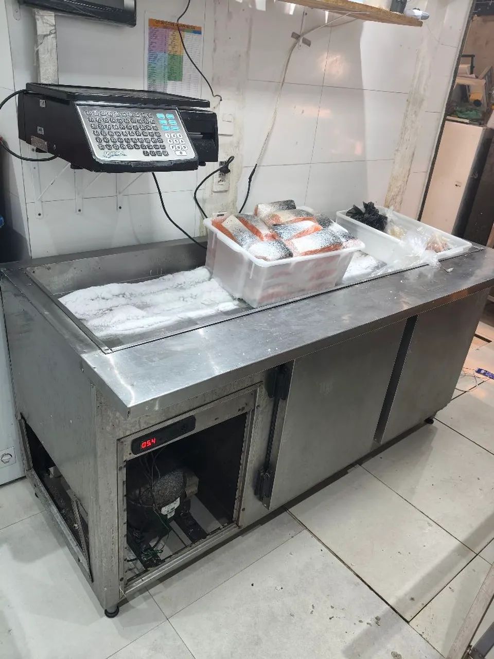 Balcão refrigerado com pista fria