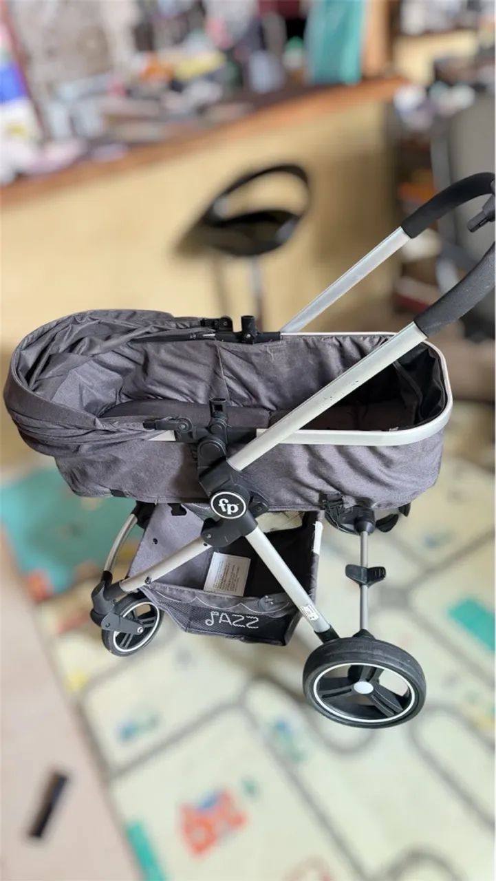 Carrinho de bebê com bebê conforto - Foto 2