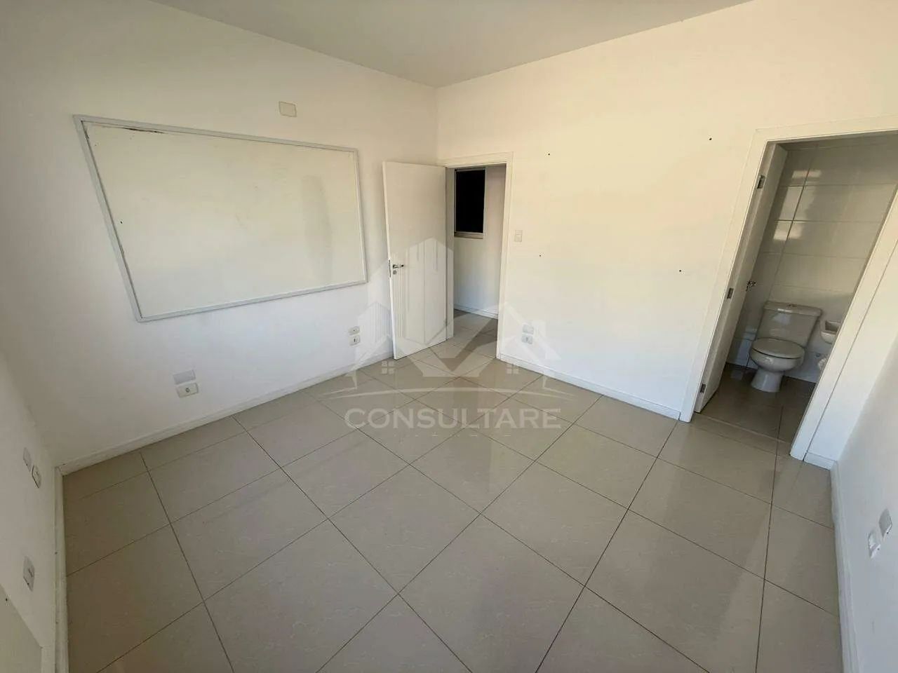 Sala Comercial à Venda no Centro de Santos com 3 Salas e Flexibilidade de Negociação