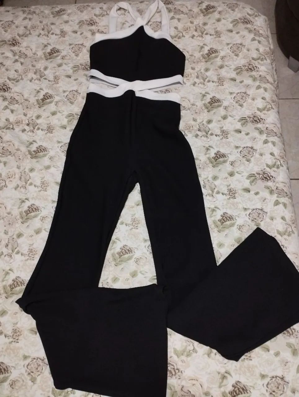 Lote com 30 peças de roupas Feminina - Foto 2