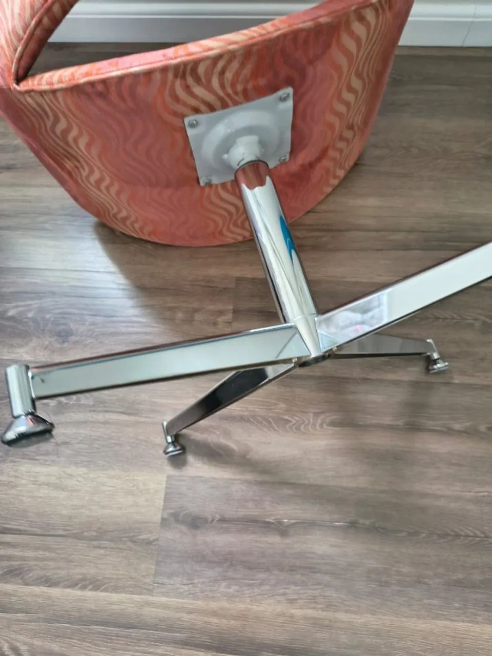 Poltrona Giratória Modelo Iris Com Base De Alumínio Estampado Geométrico  - Foto 5