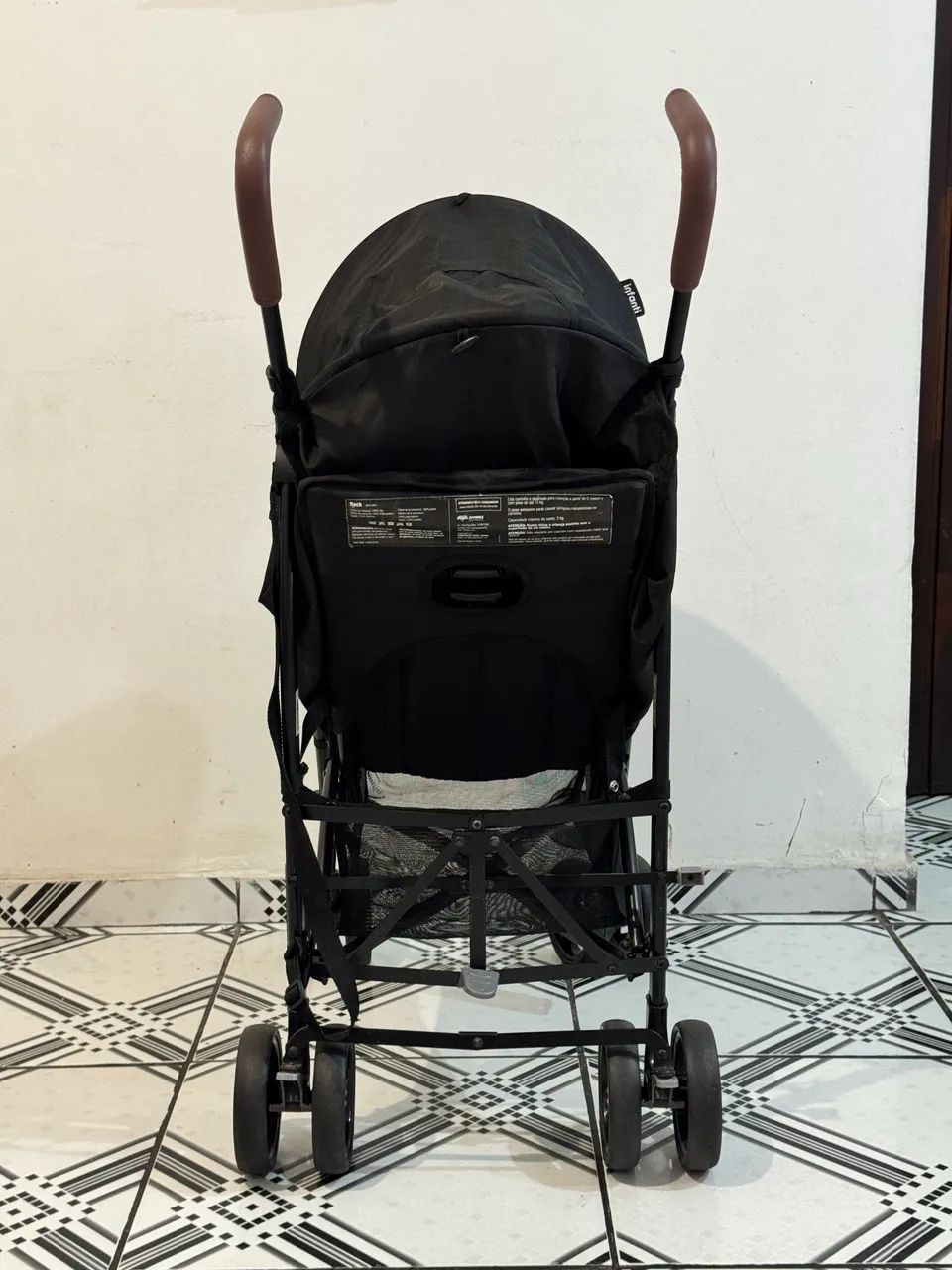 Carrinho de Bebê Infanti Rock Preto - Leve, Compacto e em Bom Estado - Foto 3