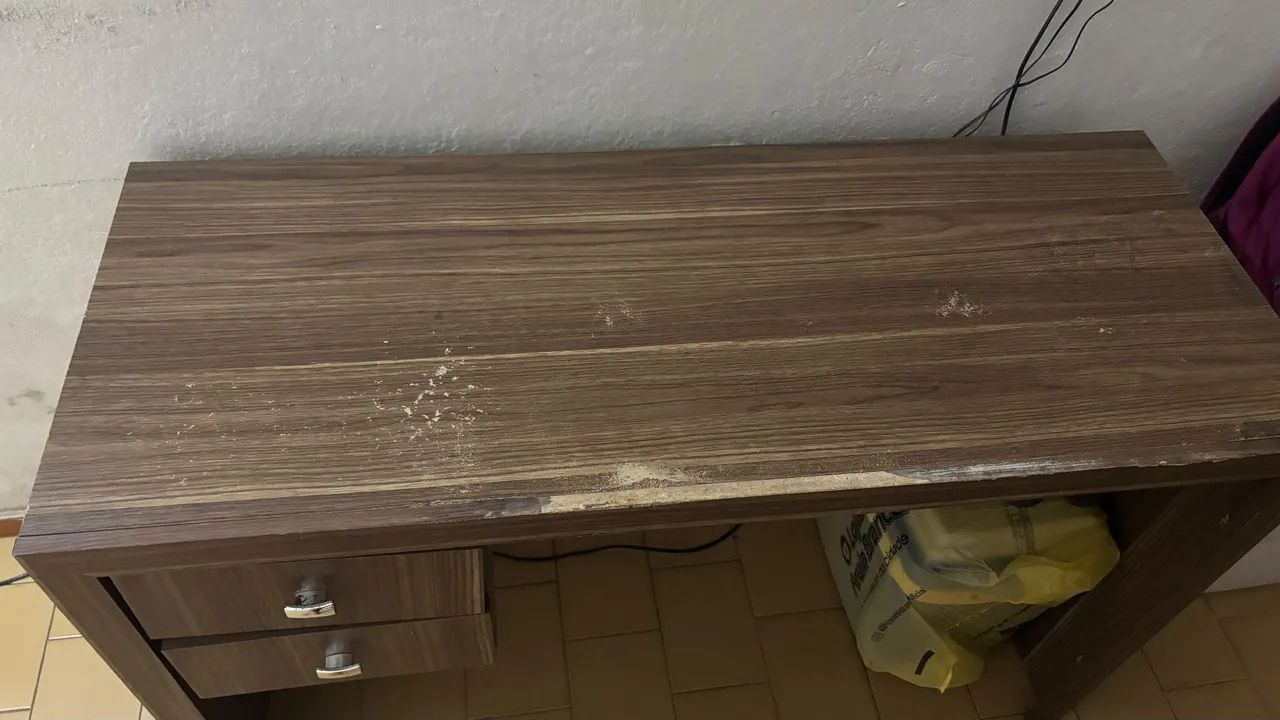 Escrivaninha com gavetas funcionando normal, em bom estado, com algumas avarias  - Foto 2
